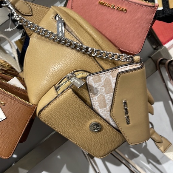 MICHAEL KORS
Maisie Large Pebbled Leather 2-in-1 Sling Pack
Camel
NWT - Picture 4 of 16